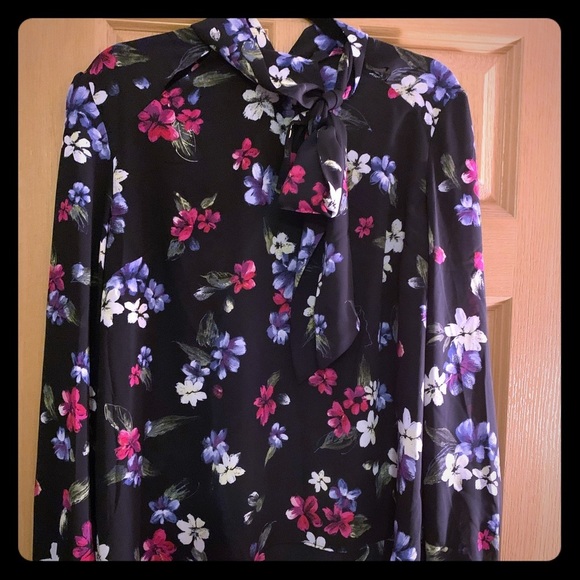 Flowered blouse 🌺🌸🌼 - Picture 1 of 7